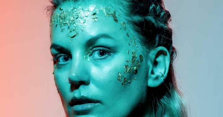 “Dolphins” is the new track by Jakobina