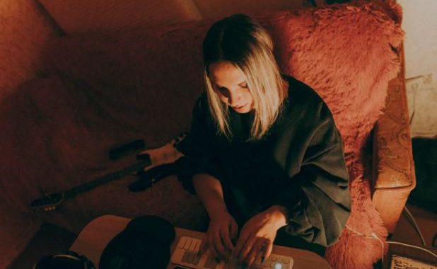 Welcome to the incredible world of Nanoviola and her new track: “Violathene”