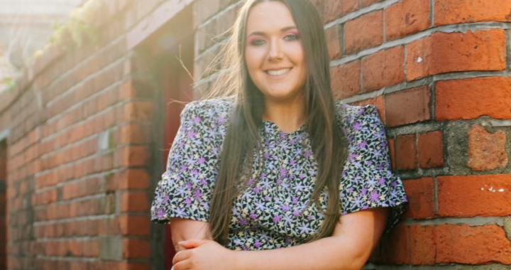 The song that will rock our evening: “Love Me” by LISA KEANE