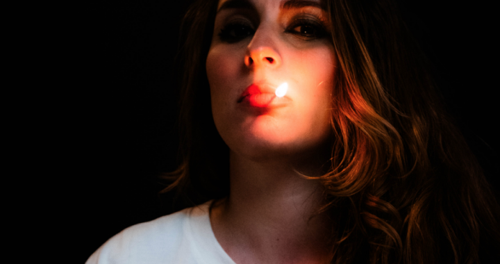 Cala Mazú Takes Us on a Melodic Journey with ‘Todo Sale Solo A La Luz’ (TSSAL)