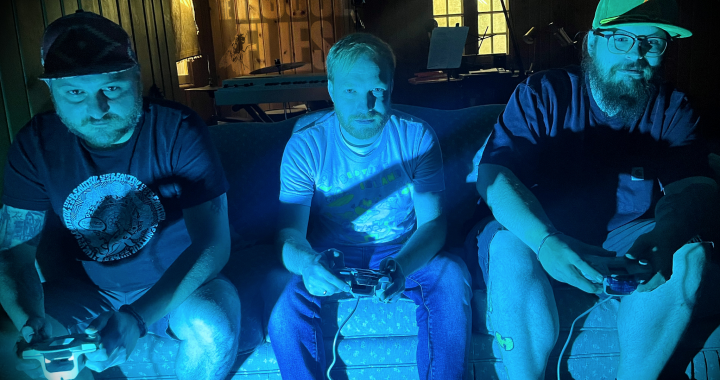 The House Flies: A Sonic Journey with “Mannequin Deposit”
